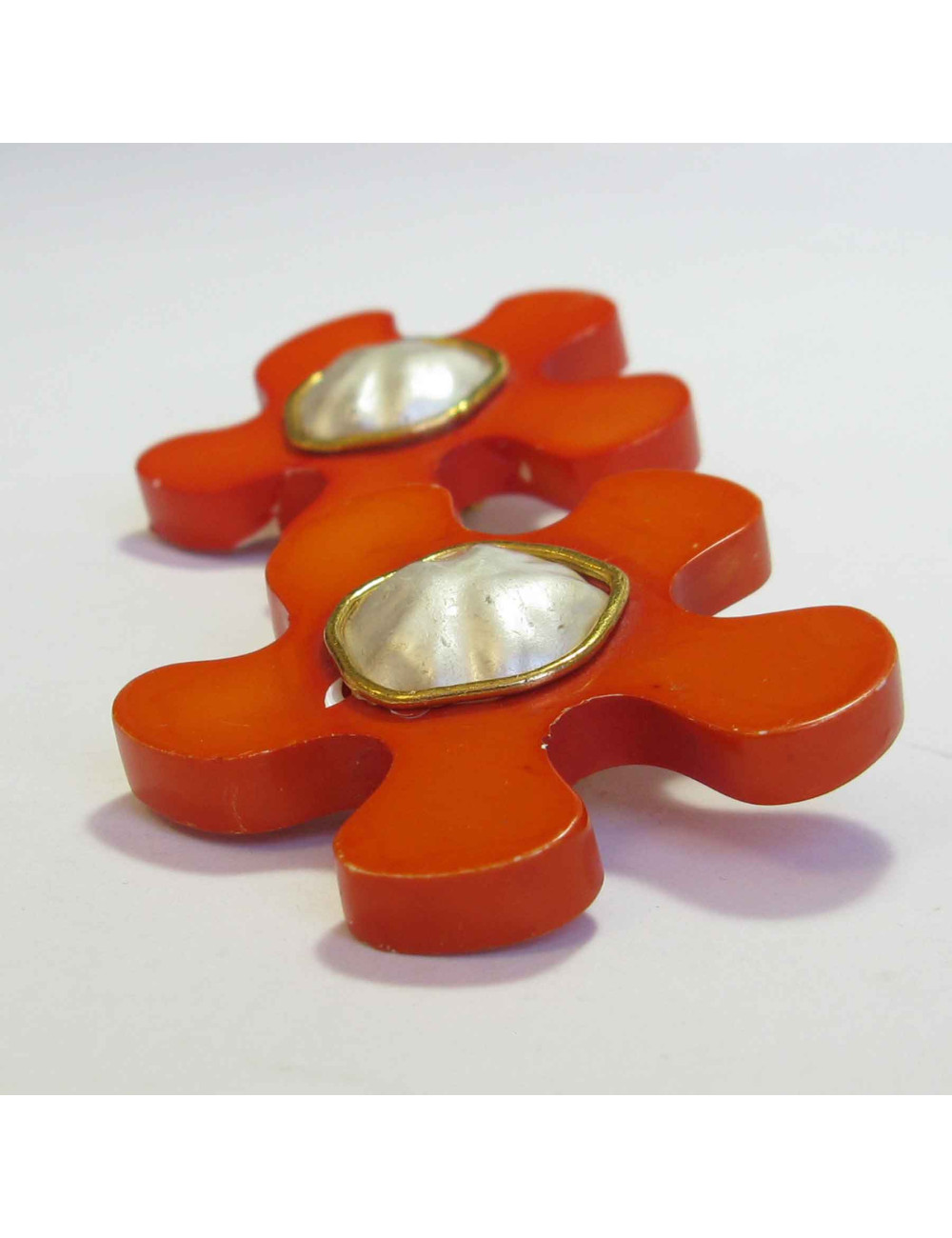 Boucles d'oreilles clip CHANEL 1990's  orange et nacrée
