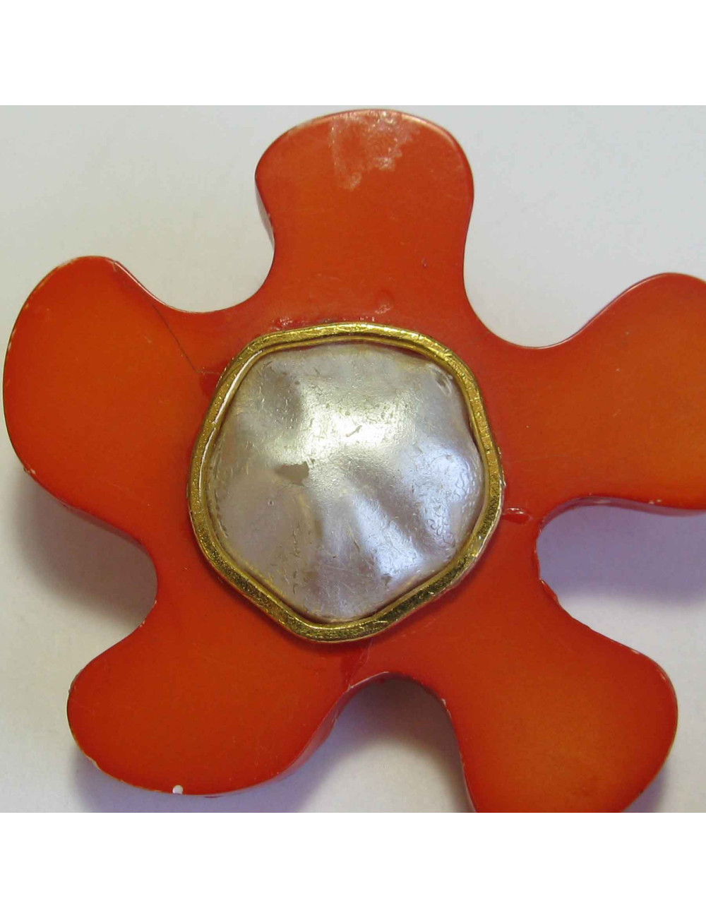 Boucles d'oreilles clip CHANEL 1990's  orange et nacrée