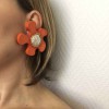 Boucles d'oreilles clip CHANEL 1990's orange et nacrée
