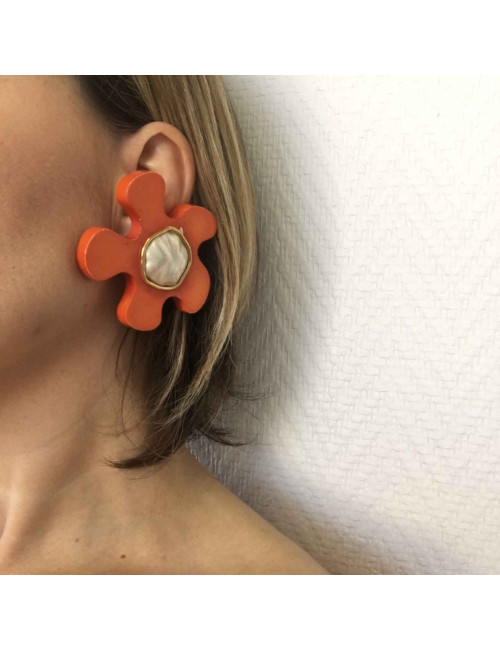 Boucles d'oreilles clip CHANEL 1990's  orange et nacrée