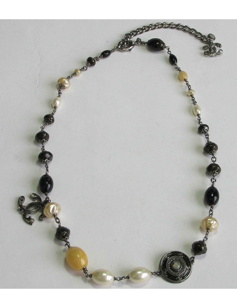 Collier CHANEL en perles nacrées, noires, CC et médaille