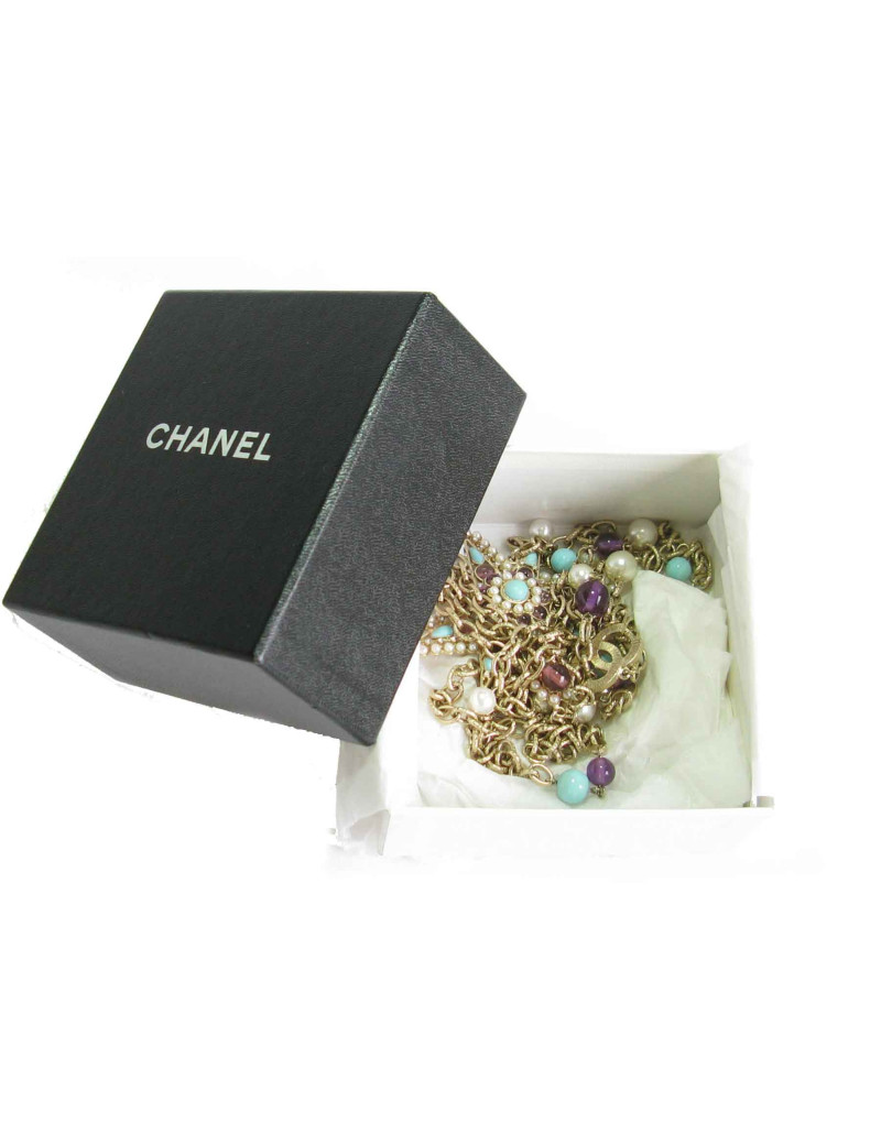 Sautoir CHANEL en métal doré, perles nacrées et pâte de verre mauve et bleu