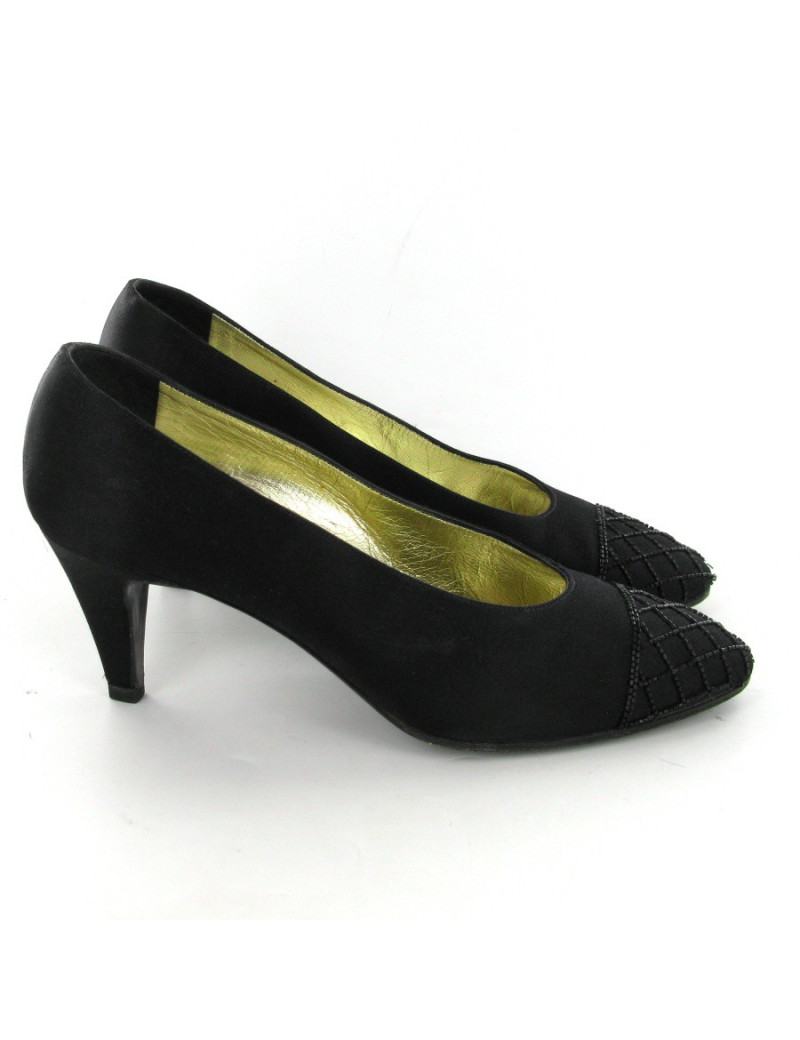 Escarpins CHANEL T38  vintage en satin noir et bout perlé