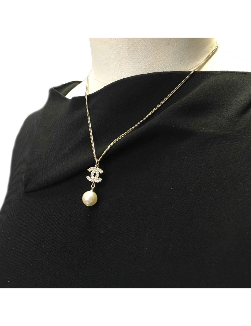 Collier CHANEL CC strass, perle nacrée et métal doré