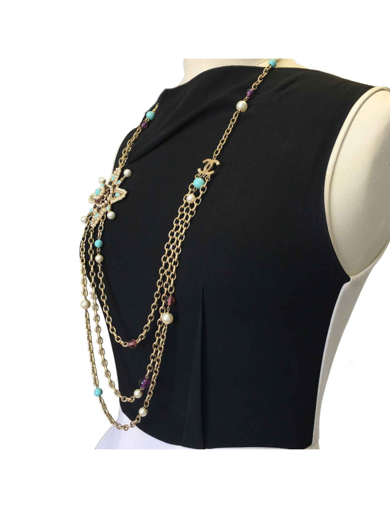 Sautoir CHANEL en métal doré, perles nacrées et pâte de verre mauve et bleu