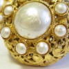 Boucles d'oreille clips CHANEL Couture perles nacrées
