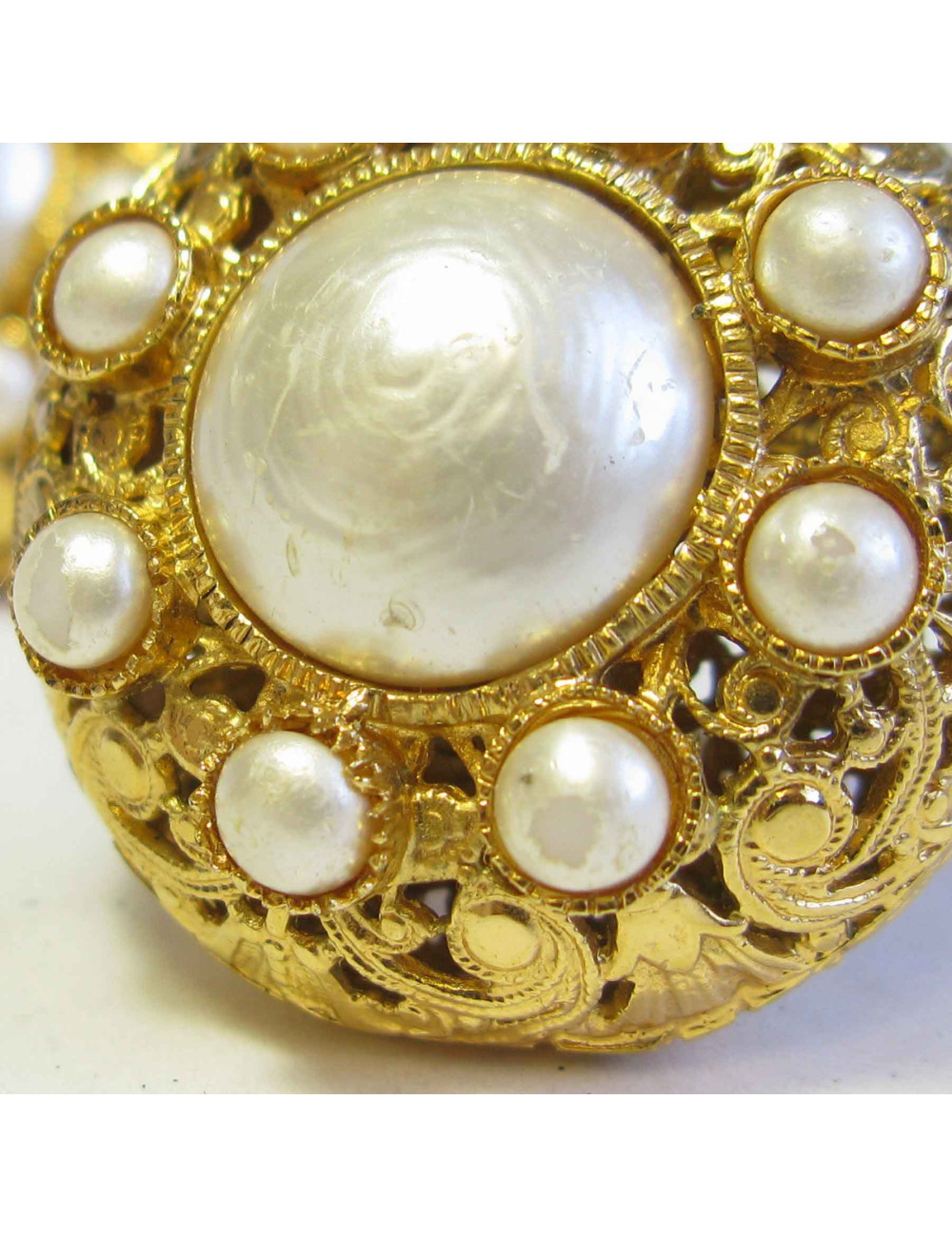 Boucles d'oreille clips CHANEL Couture perles nacrées