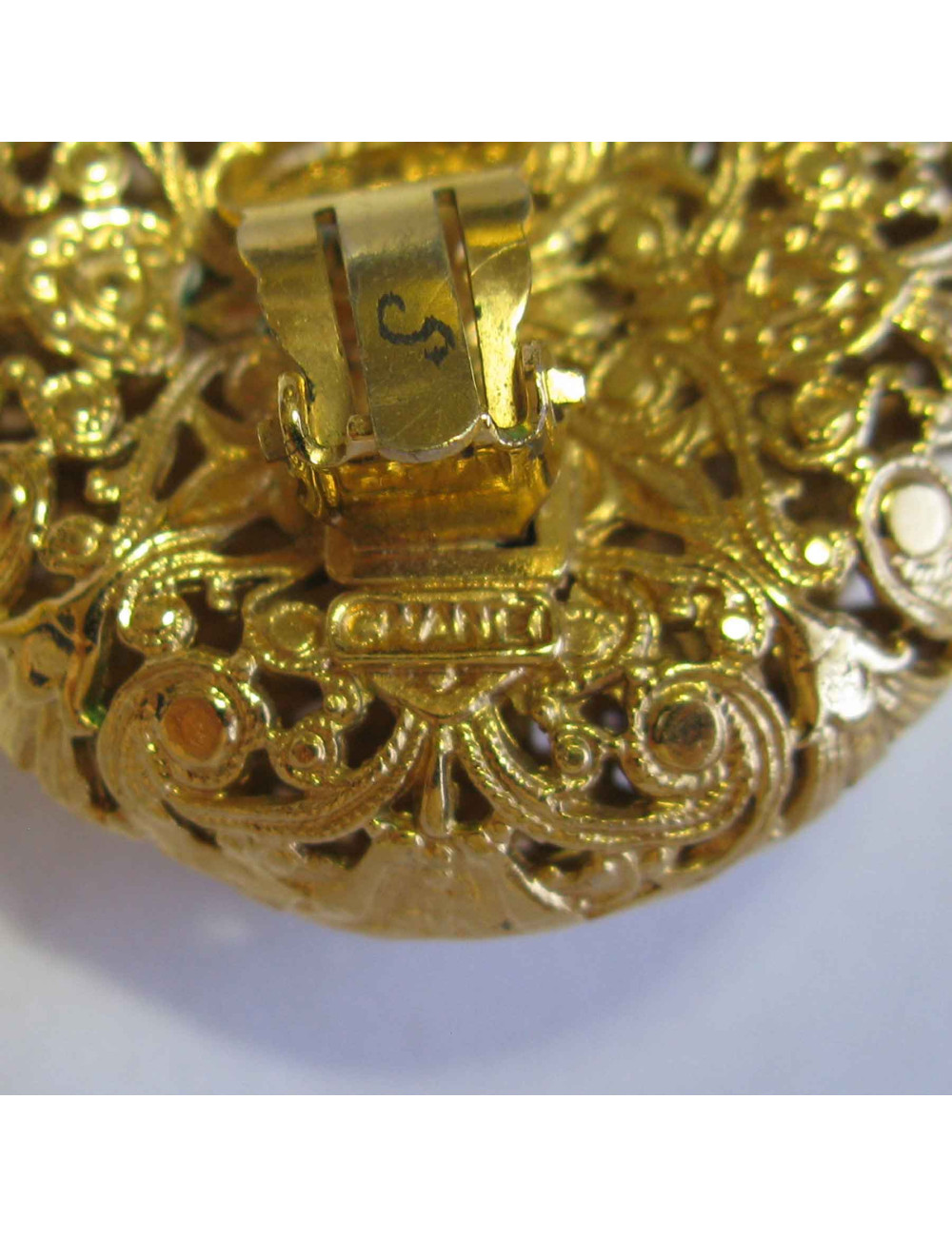 Boucles d'oreille clips CHANEL Couture perles nacrées