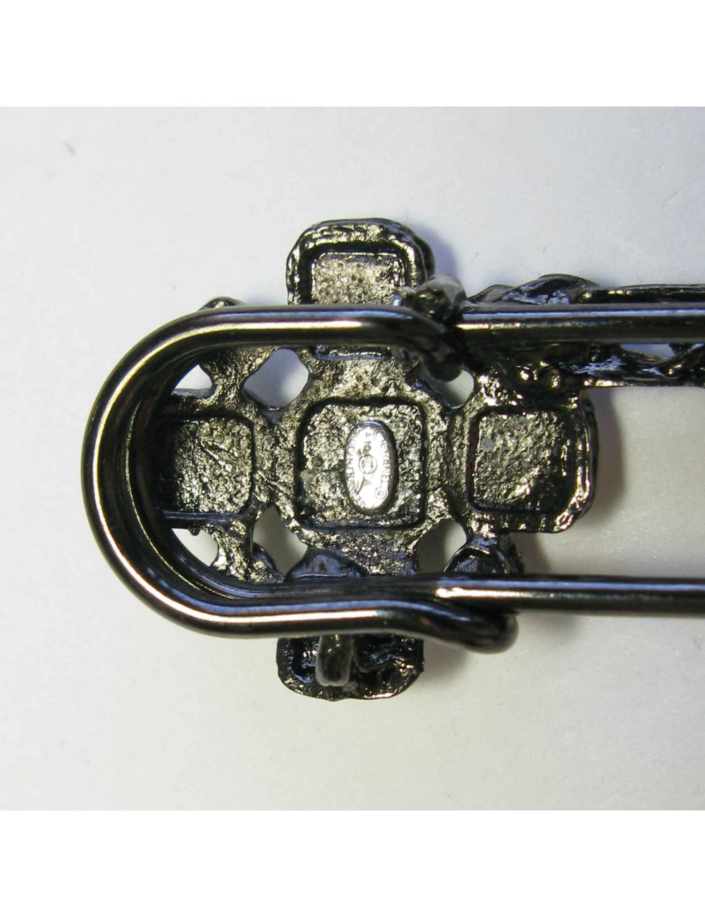 Epingle CHANEL en ruthénium et résine noire et blanche