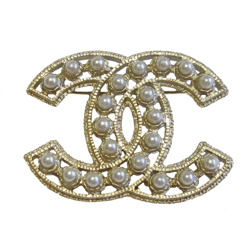 CHANEL CC Brooch in gilded metal set with pearl beads - VALOIS