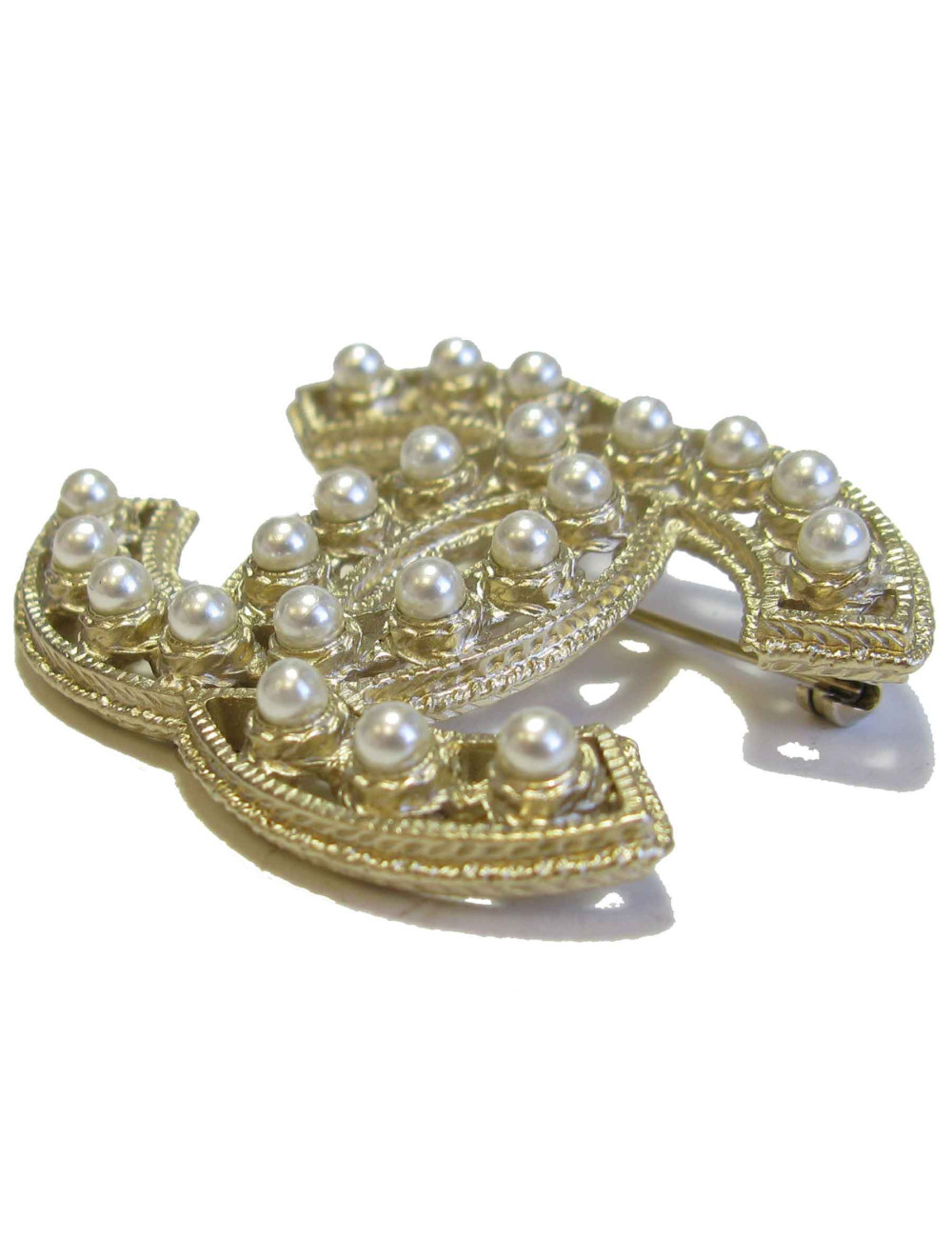 CHANEL CC Brooch in gilded metal set with pearl beads