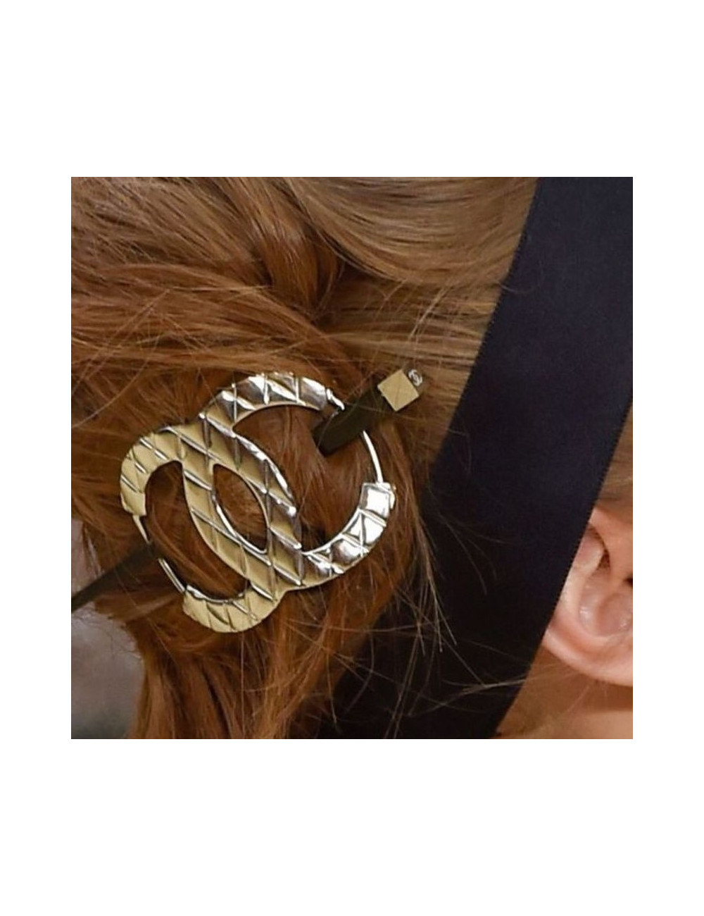 Bijou de cheveux CHANEL CC en métal argenté et pic en résine noire