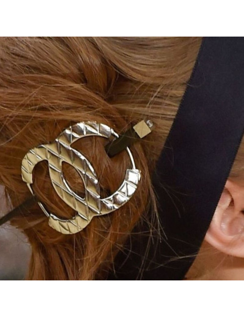 Bijou de cheveux CHANEL CC en métal argenté et pic en résine noire