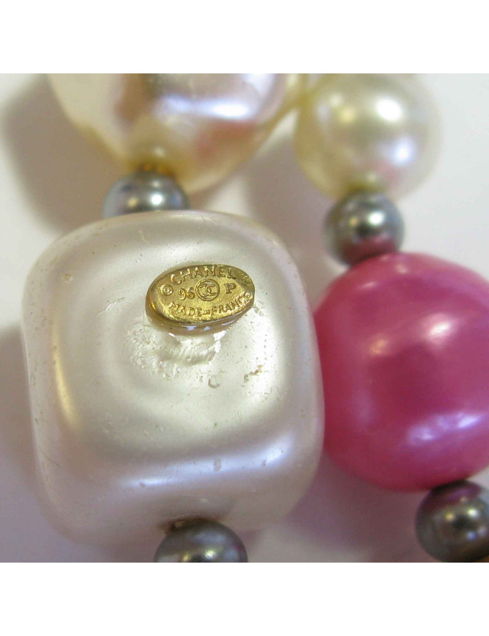 Collier CHANEL double rang de perles nacrées, grises et rose vintage