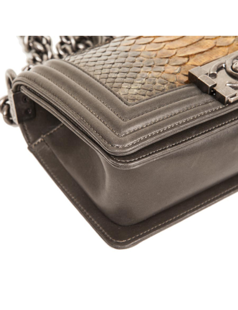 Sac  "Boy" CHANEL en cuir et python vert et or