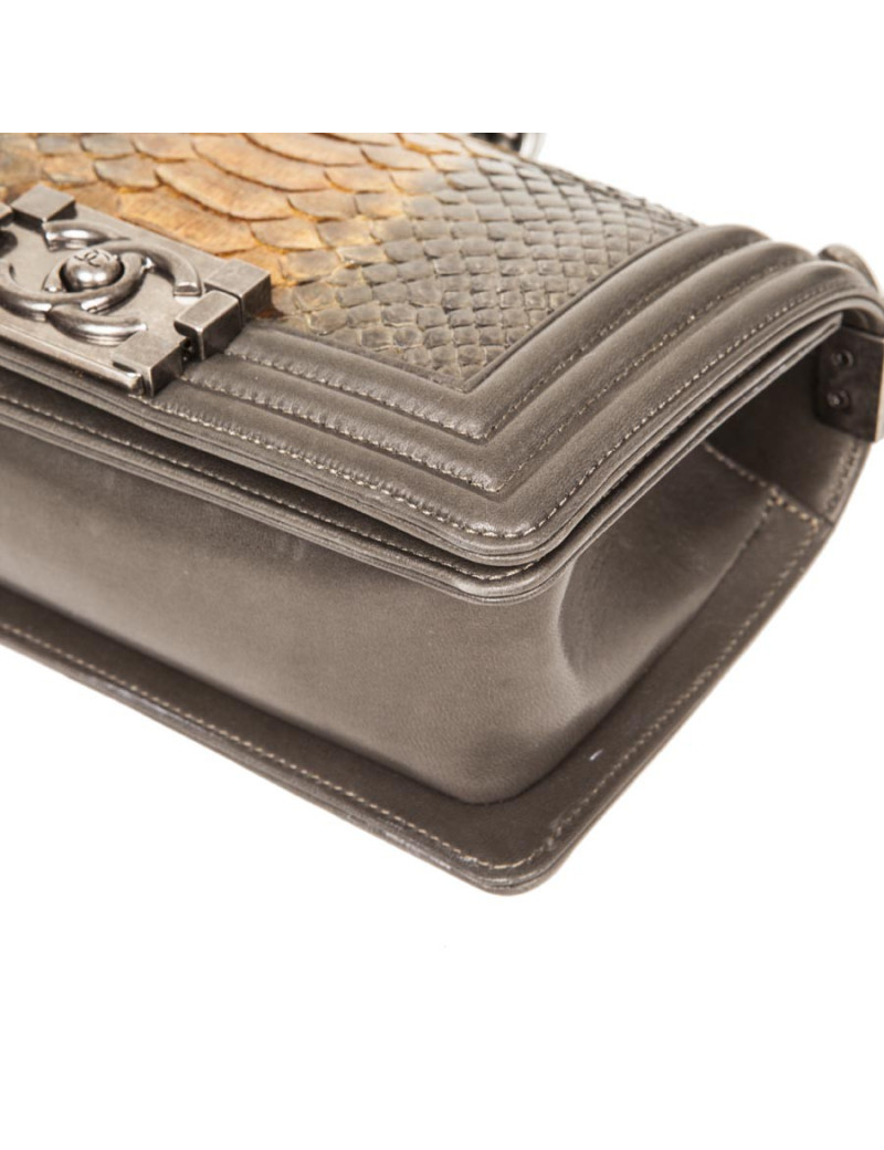 Sac  "Boy" CHANEL en cuir et python vert et or