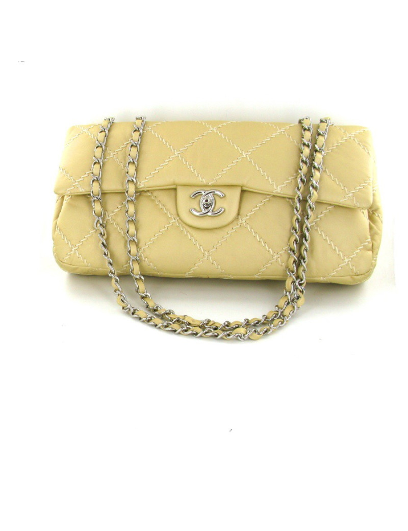 Sac CHANEL en cuir souple couleur beige avec des losanges brodés