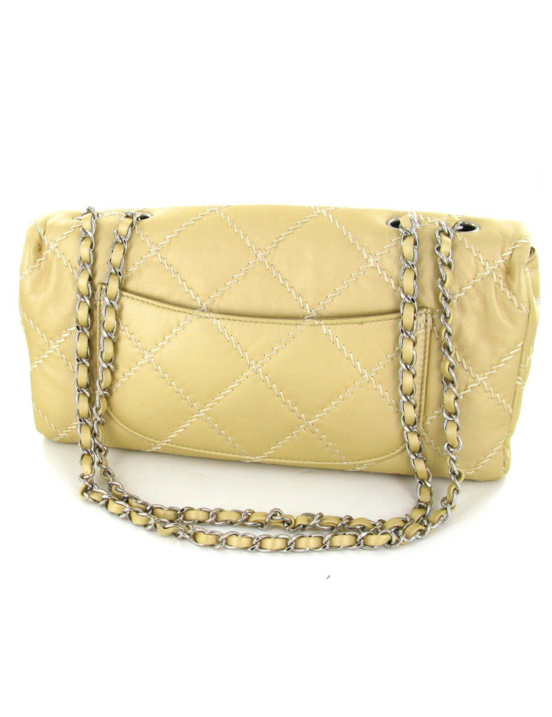 Sac CHANEL en cuir souple couleur beige avec des losanges brodés