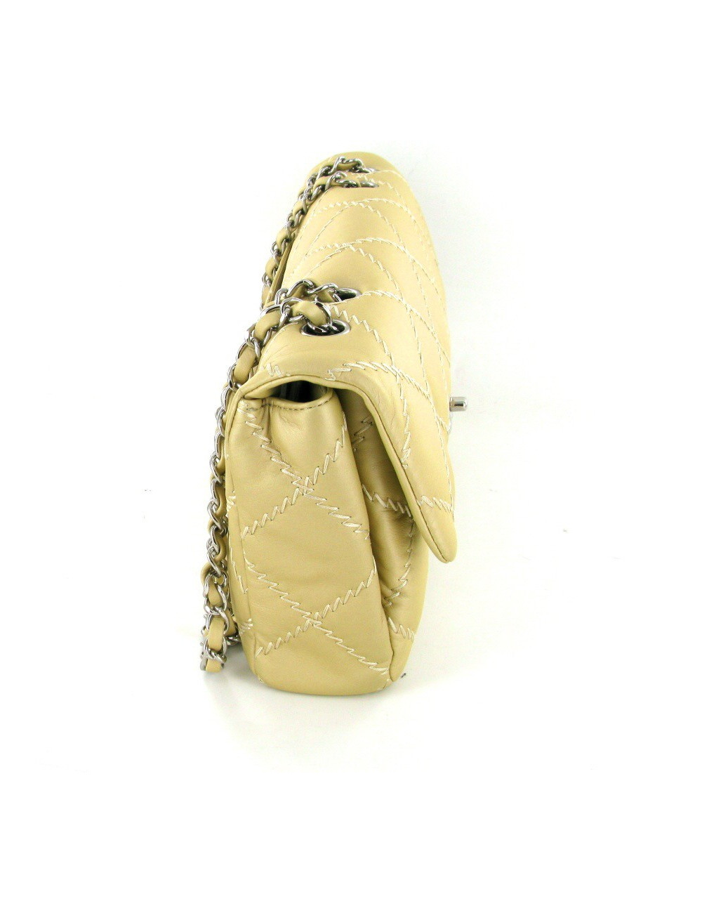 Sac CHANEL en cuir souple couleur beige avec des losanges brodés