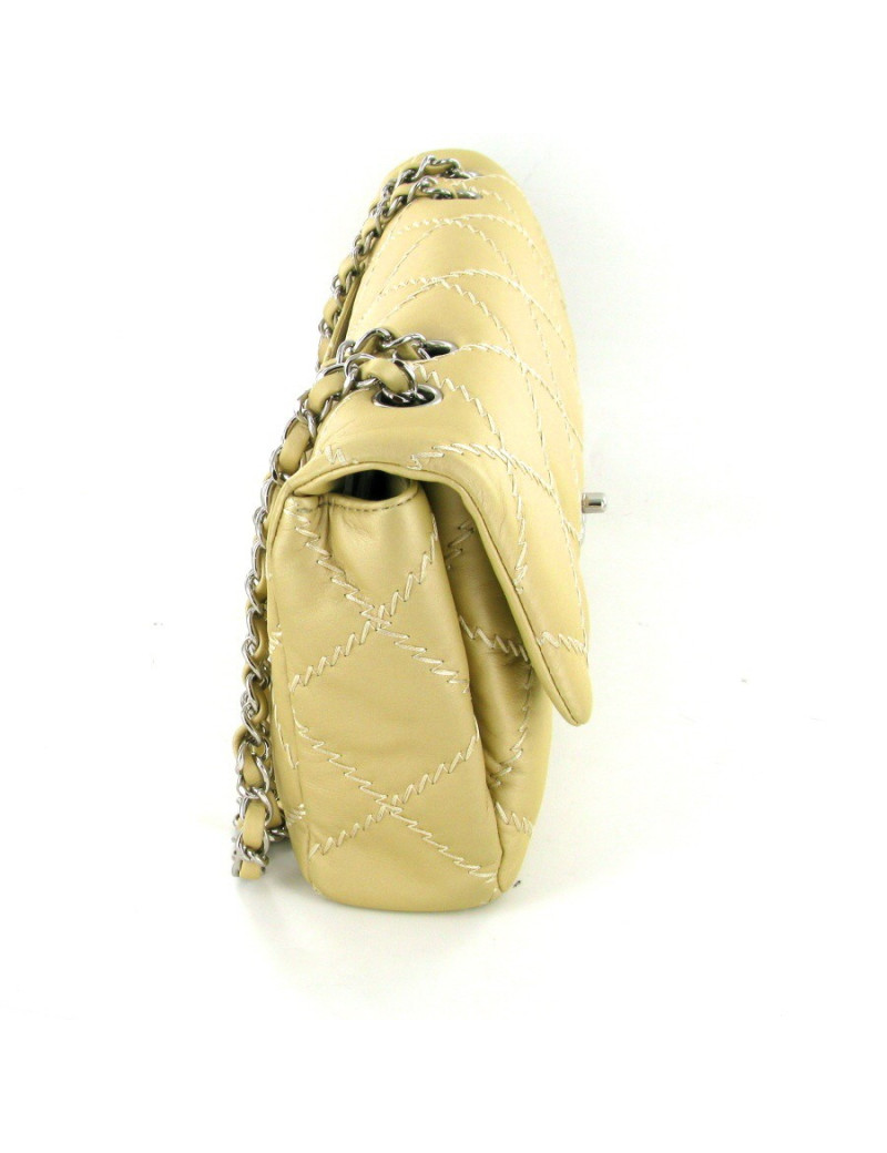 Sac CHANEL en cuir souple couleur beige avec des losanges brodés