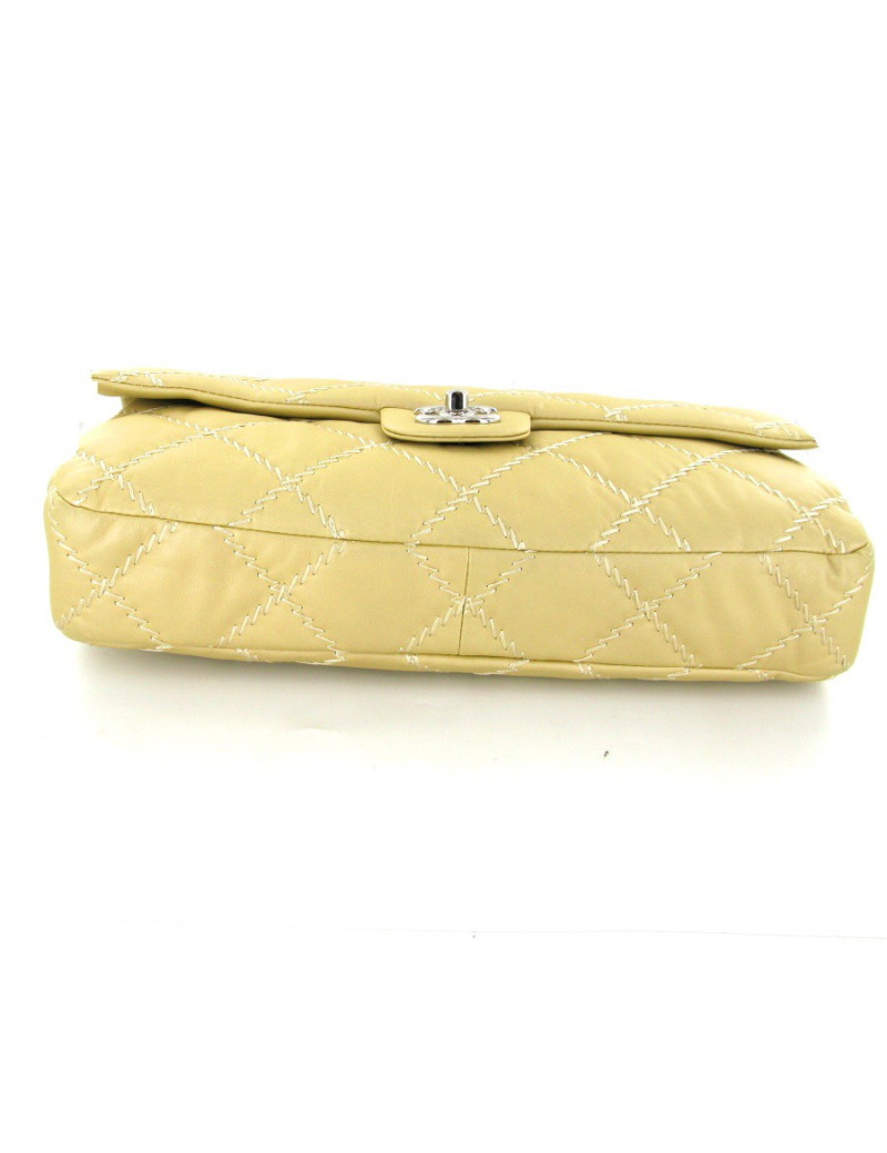 Sac CHANEL en cuir souple couleur beige avec des losanges brodés