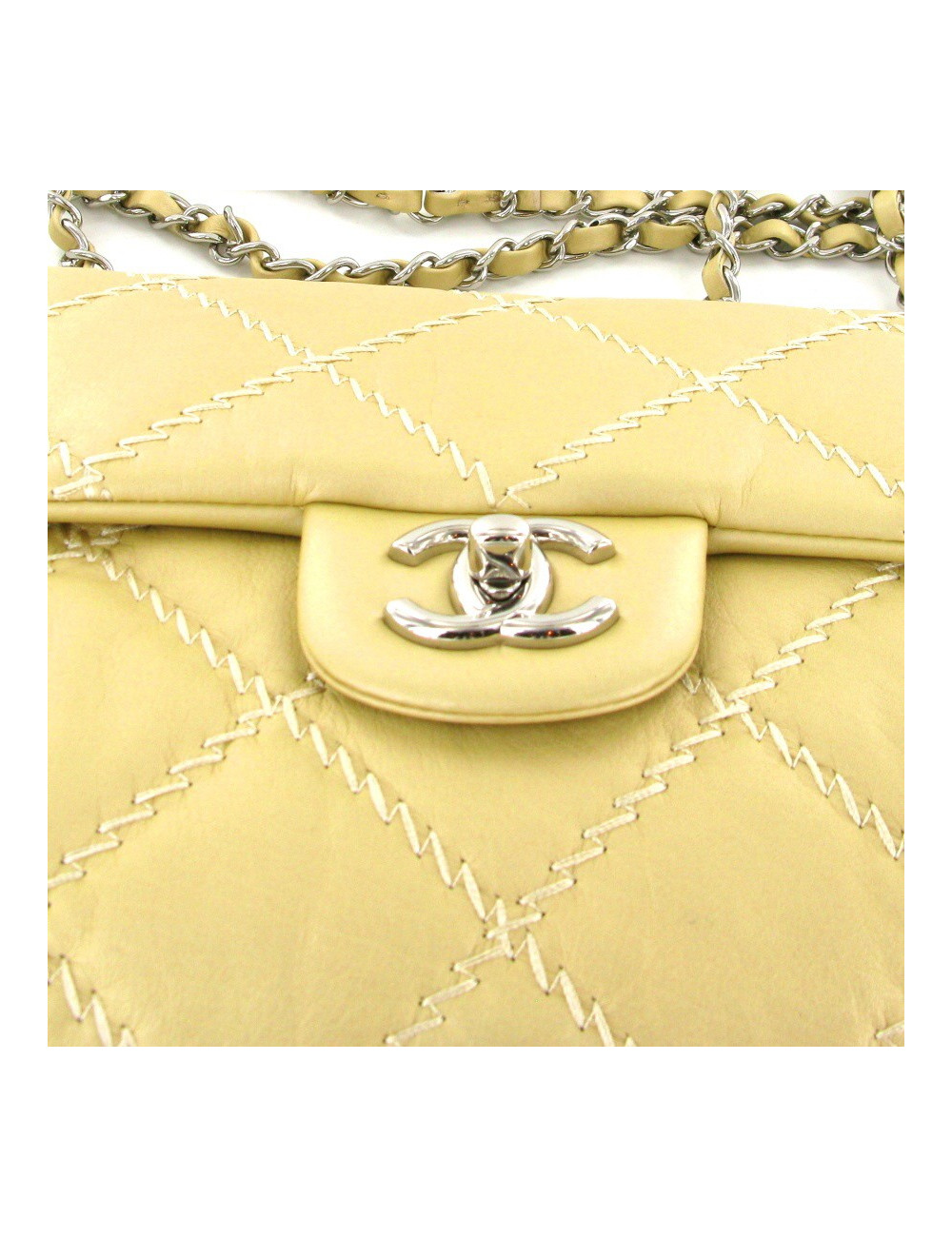Sac CHANEL en cuir souple couleur beige avec des losanges brodés