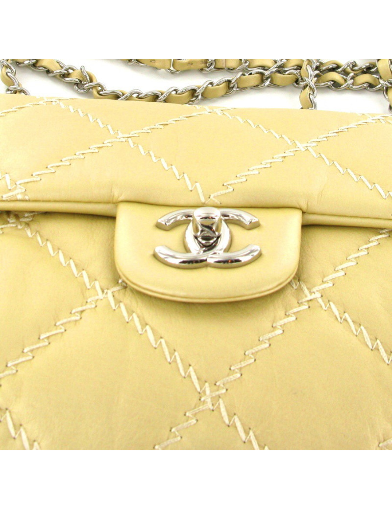 Sac CHANEL en cuir souple couleur beige avec des losanges brodés