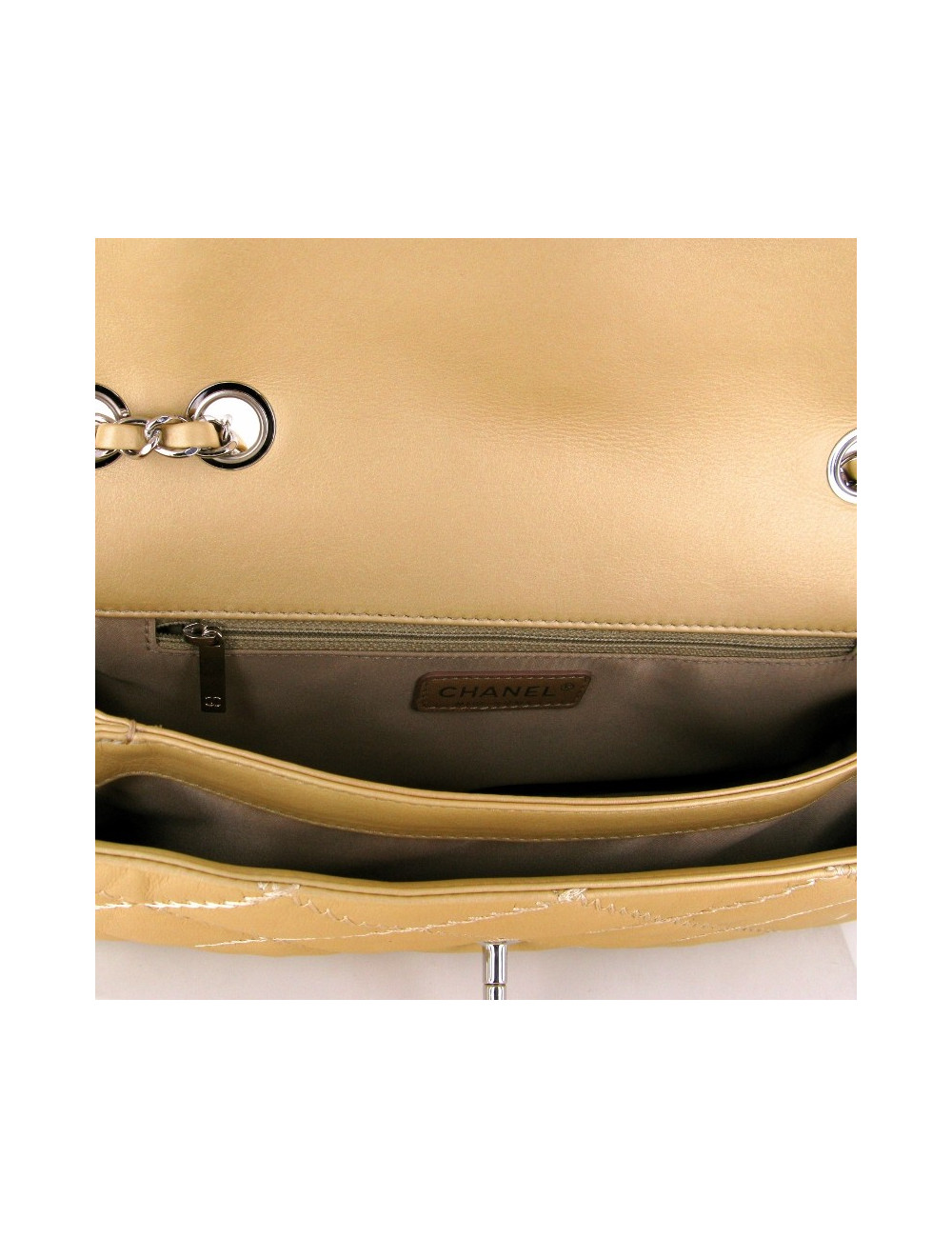 Sac CHANEL en cuir souple couleur beige avec des losanges brodés