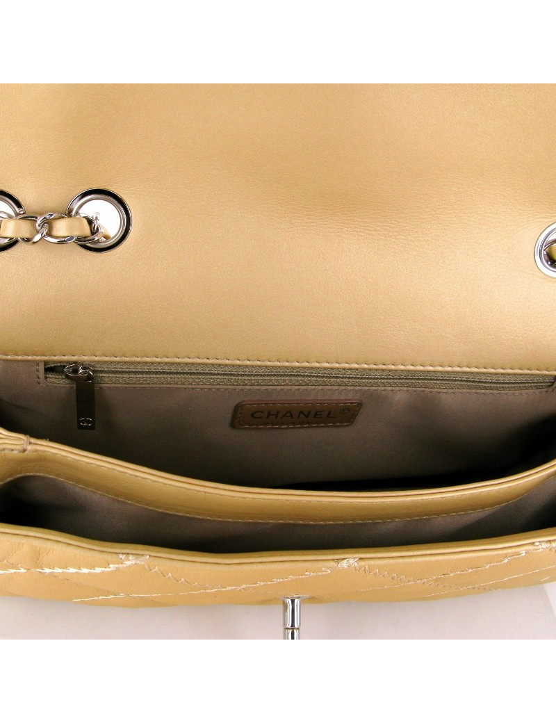 Sac CHANEL en cuir souple couleur beige avec des losanges brodés