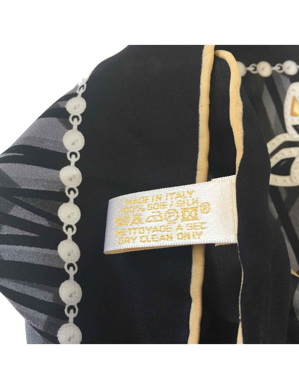 Carré CARTIER "Panthère" en soie noire, grise et or