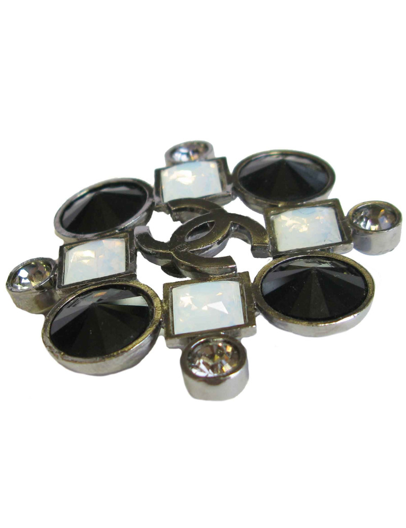 Broche CHANEL en ruthénium et strass noirs, transparents et blanc nacré