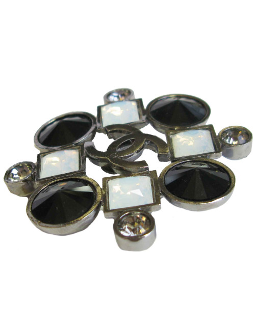 Broche CHANEL en ruthénium et strass noirs, transparents et blanc nacré