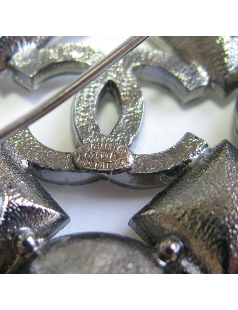 Broche CHANEL en ruthénium et strass noirs, transparents et blanc nacré