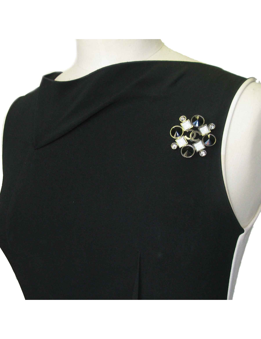 Broche CHANEL en ruthénium et strass noirs, transparents et blanc nacré
