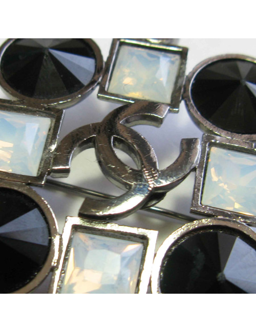 Broche CHANEL en ruthénium et strass noirs, transparents et blanc nacré