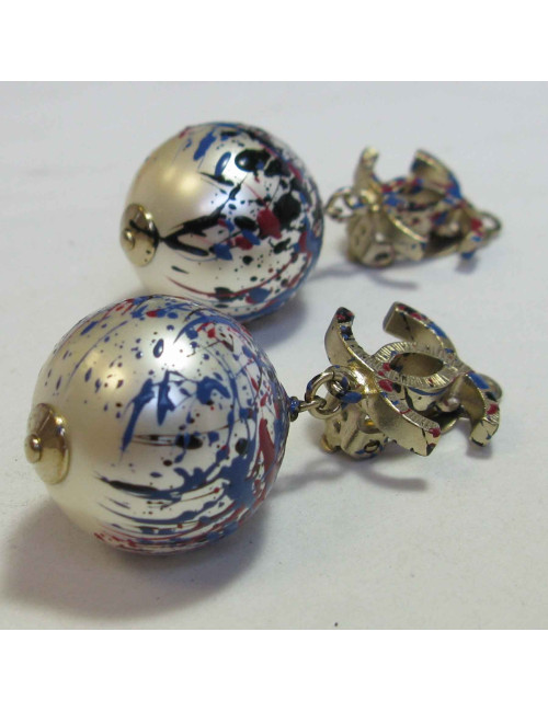 Boucles d'oreille clips CHANEL collection Graffiti perles nacrées et CC 