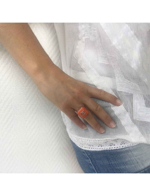 Bague CHANEL T51 en métal doré et cabochon corail