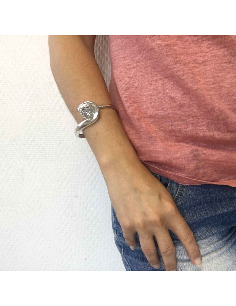 Bracelet non signé en métal argenté et boule facettée Swarovski