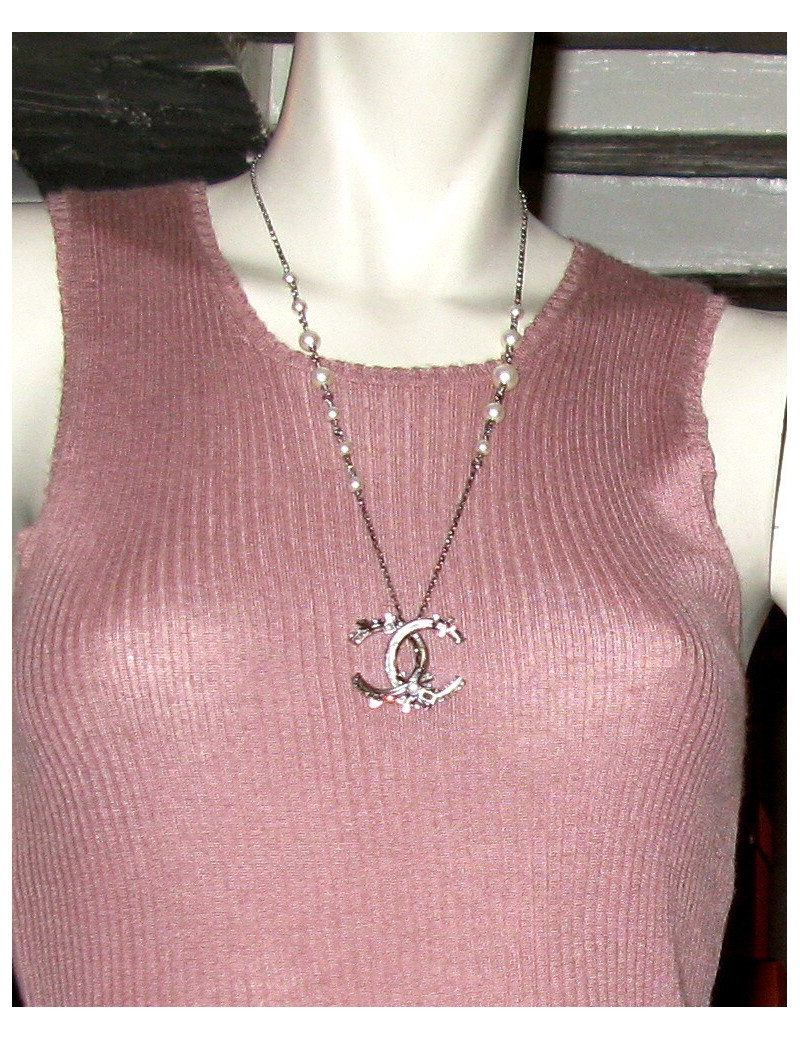 Sautoir CHANEL "CC" et perles nacrées