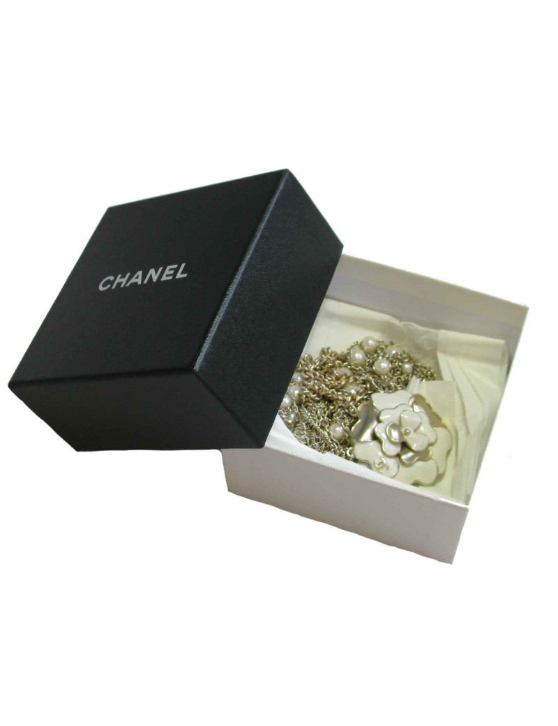 Sautoir CHANEL en métal doré, perles nacrées et camélia blanc et doré