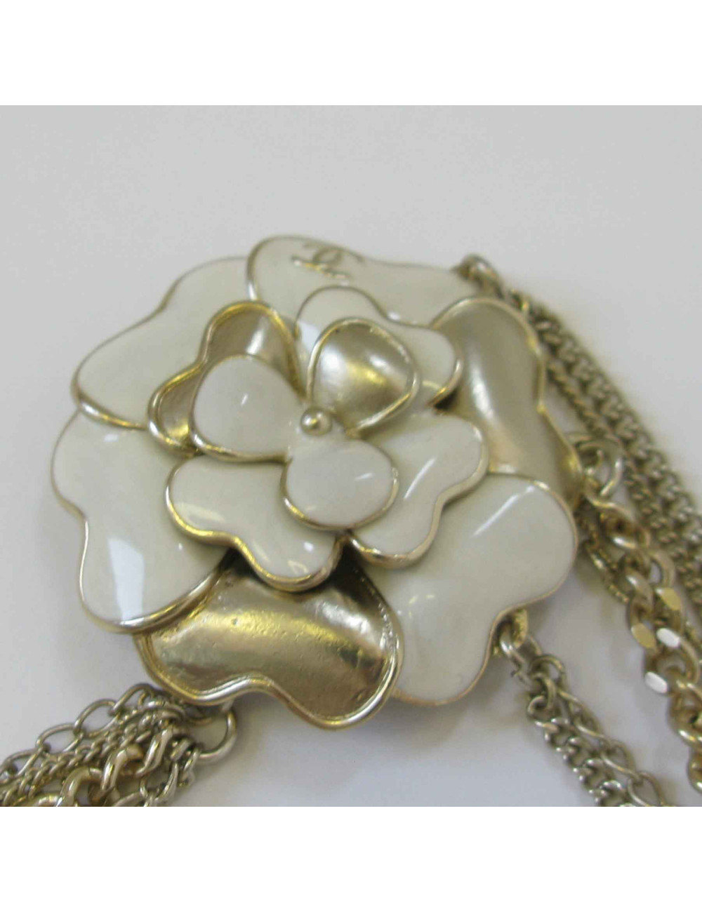 Sautoir CHANEL en métal doré, perles nacrées et camélia blanc et doré