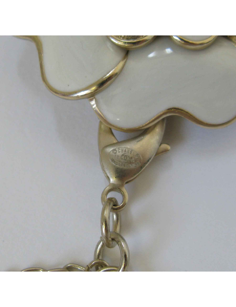 Sautoir CHANEL en métal doré, perles nacrées et camélia blanc et doré
