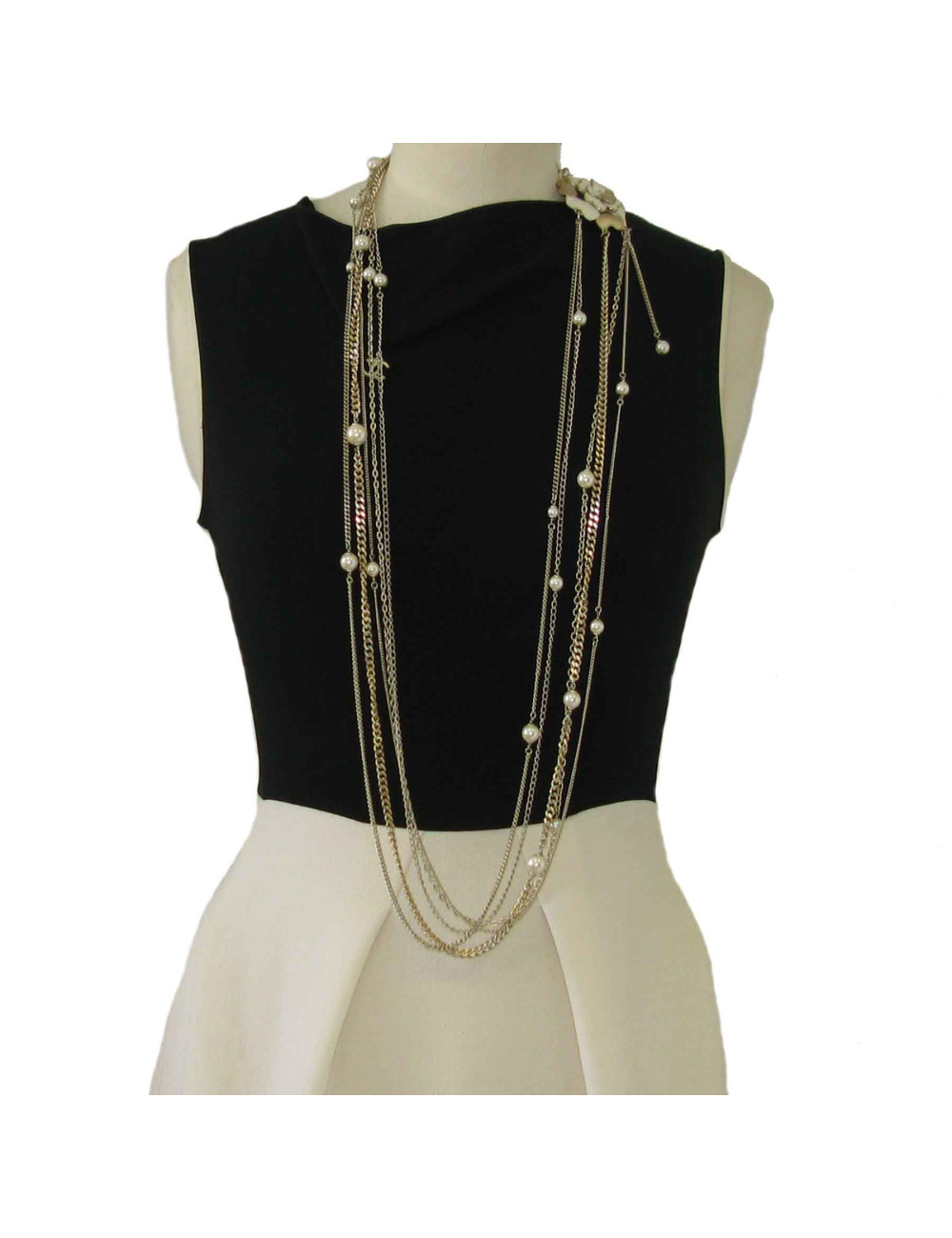 Sautoir CHANEL en métal doré, perles nacrées et camélia blanc et doré