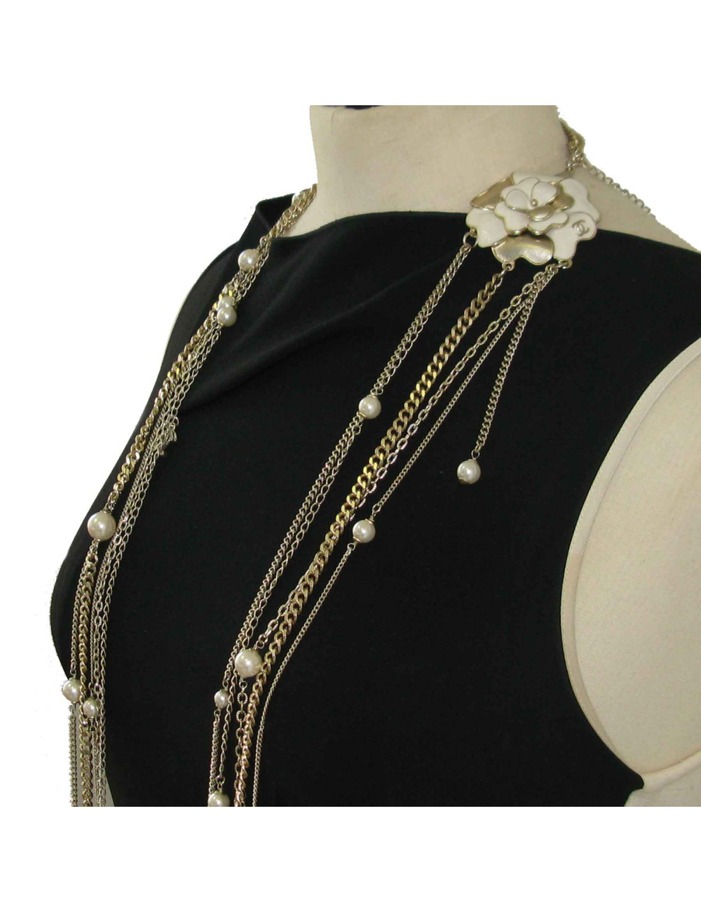 Sautoir CHANEL en métal doré, perles nacrées et camélia blanc et doré