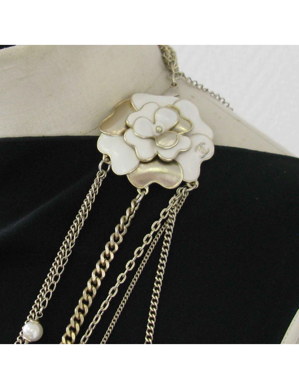 Sautoir CHANEL en métal doré, perles nacrées et camélia blanc et doré