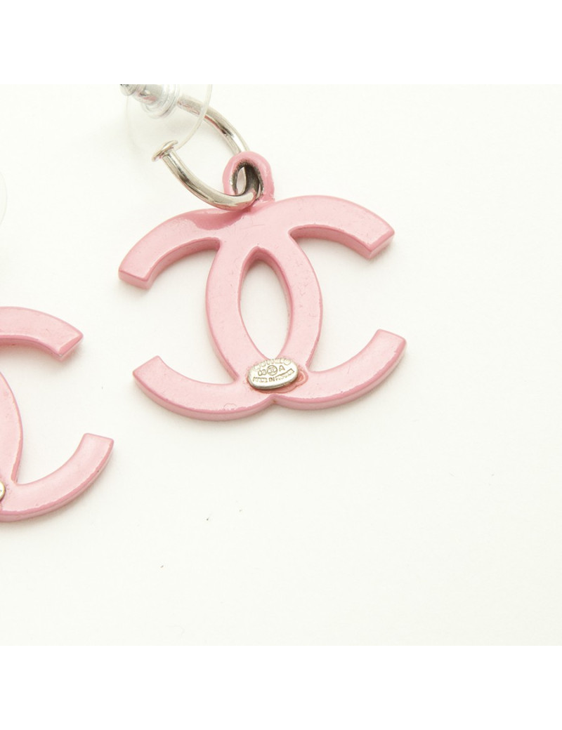 Boucles d'oreille clous CHANEL pendantes émail rose