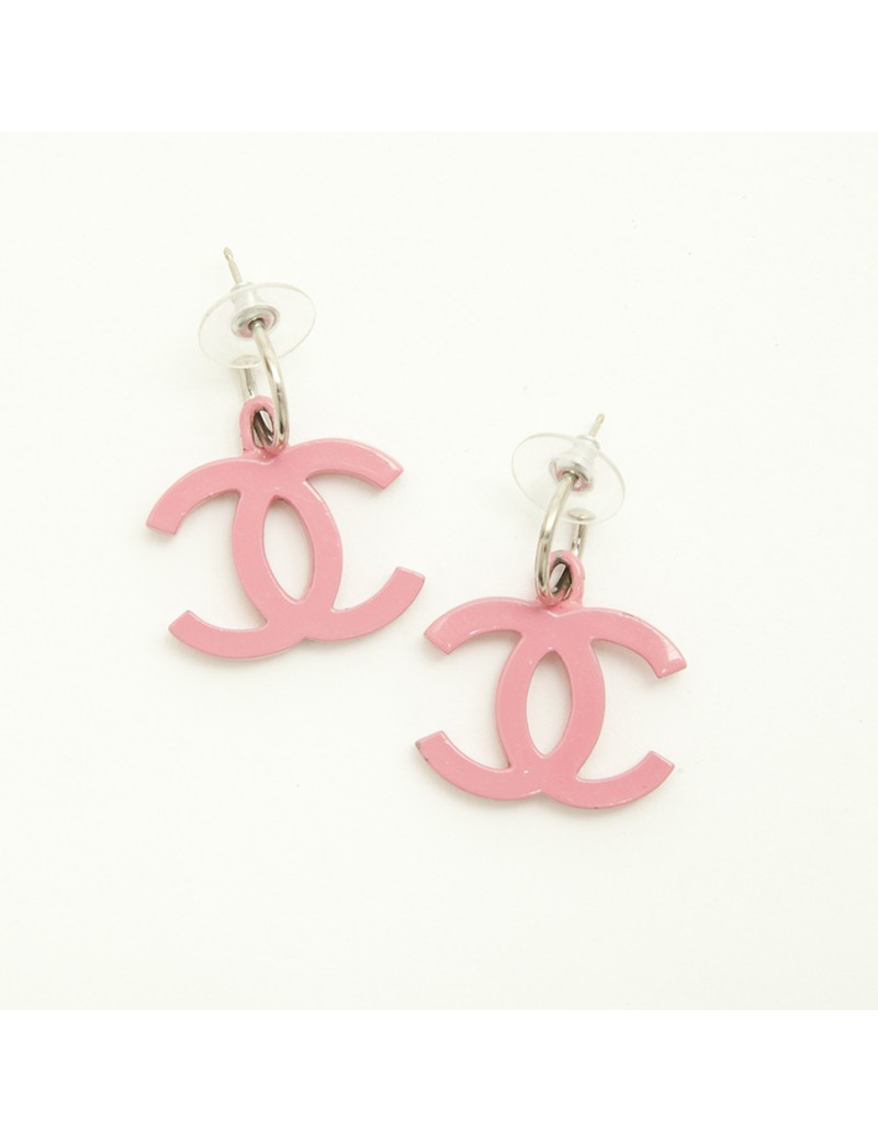 Boucles d'oreille clous CHANEL pendantes émail rose