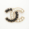 Broche CHANEL bicolore perles nacrées et noires 