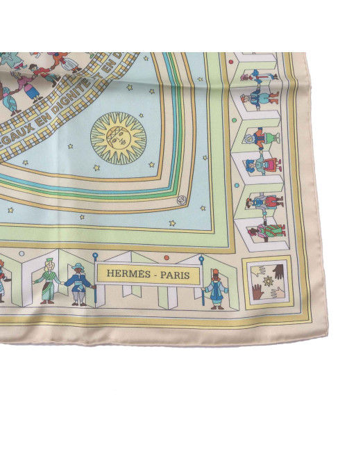 Carré HERMES "Donner la main" en soie vert anis, jaune, bleu ciel