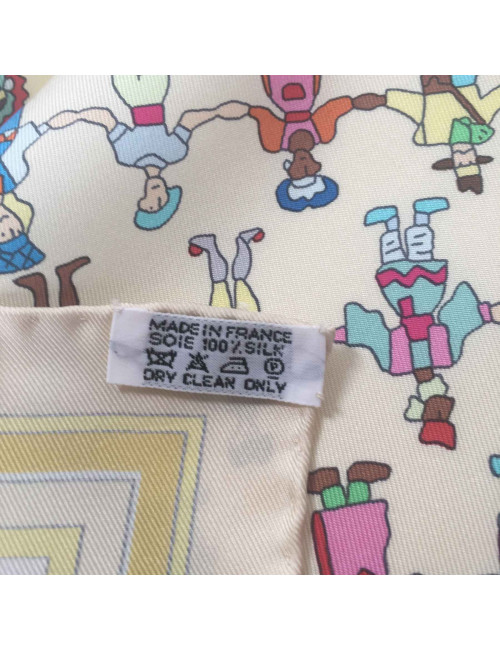 Carré HERMES "Donner la main" en soie vert anis, jaune, bleu ciel